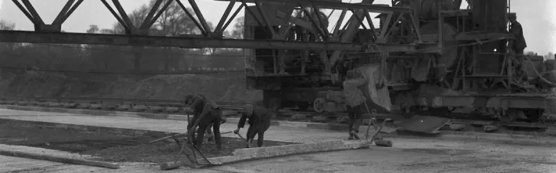 Workers building the Great West Road, one of the first new Arterial Roads, in 1923. Click to enlarge