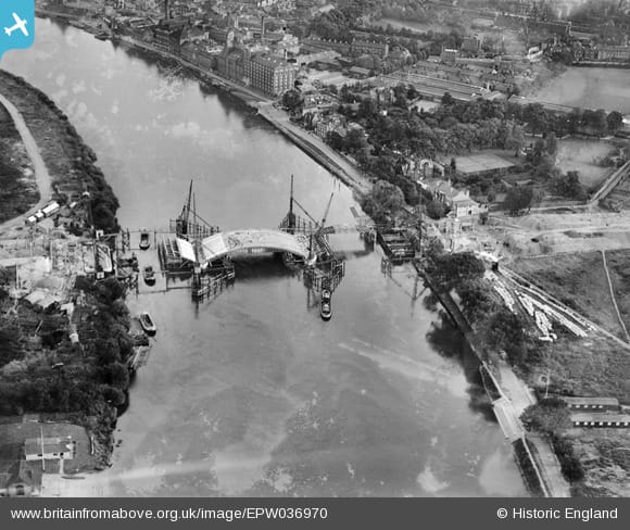 Chiswick Bridge under construction in 1931, one of the early stages of the Great Chertsey Road